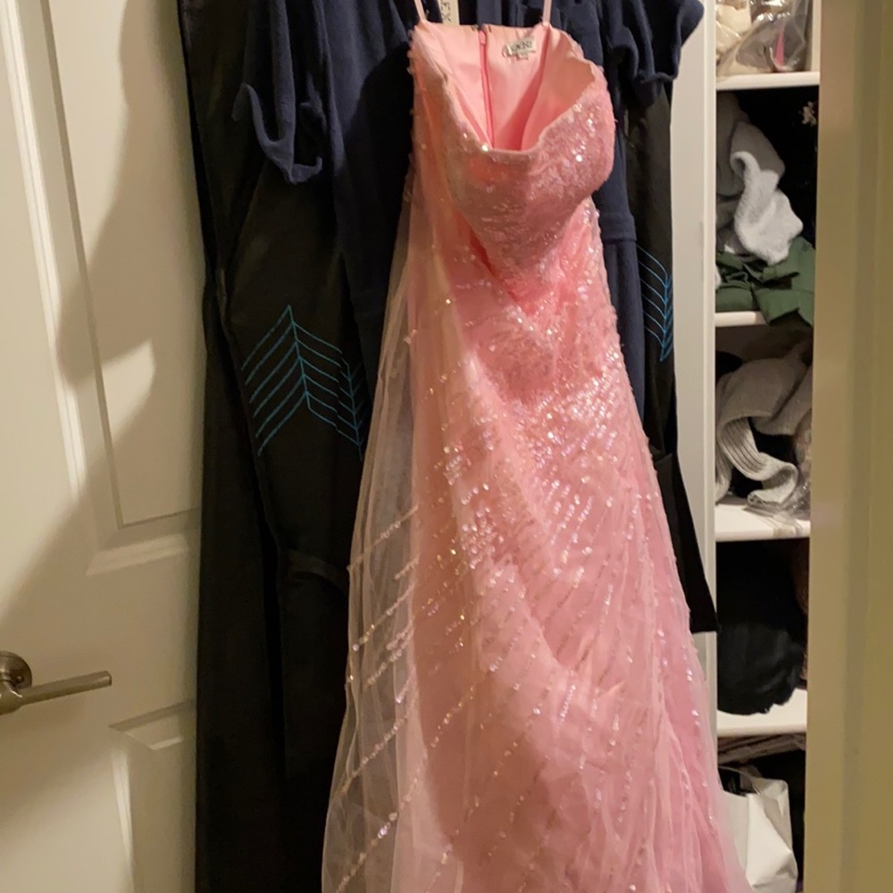 Selling a PROM dress from Cache! It’s xs. Can fit 00-2. Measurements breast 33.